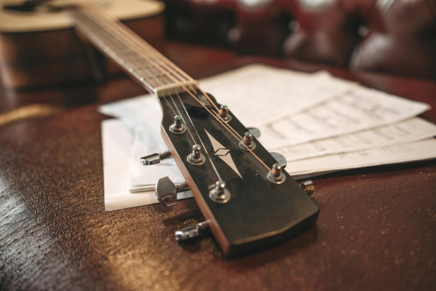Professionelles Tonstudio Setup mit Mischpult und Monitoren