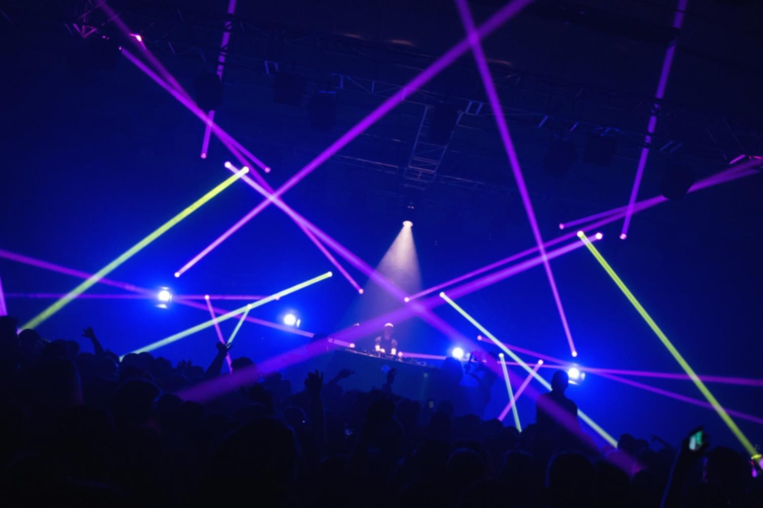 Kreative Arbeitsumgebung mit Audio-Equipment und Notizen